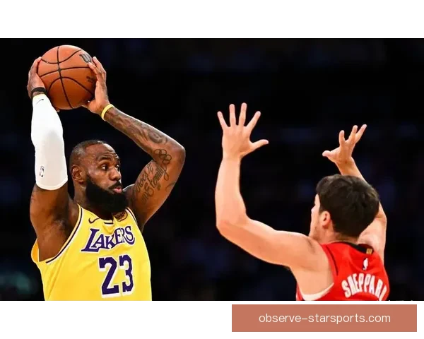 詹姆斯关键三分助湖人逆转勇士锁定季后赛席位